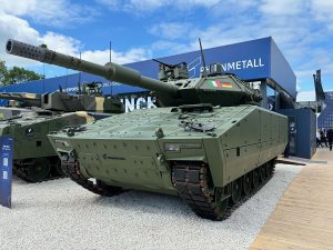 During the Eurosatory 2024 exhibition in Paris, German defense giant Rheinmetall is presenting its Lynx KF41 combat vehicle family. The company is exhibiting the first production vehicle of the Hungarian infantry fighting vehicle, a demonstrator of the Lynx Skyranger 30 air defense vehicle, and, for the first time, a demonstrator of a direct fire support/light battle tank equipped with the HITFACT MkII 120mm turret from Leonardo.