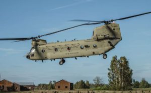 The first two German pilots have successfully completed their training on the new heavy transport helicopter, the CH-47F Chinook, in the United States. These pilots will be employed as flight instructors in the US over the coming years, as announced by the German Air Force on the Bundeswehr’s official website. More pilots from Helicopter Wing 64 are set to travel to Alabama next year for similar training.