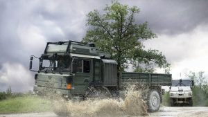 Rheinmetall has once again demonstrated its expertise in the field of artificial intelligence. It achieved a significant success in connection with the Interoperable Robotic Convoy (InterRoC) project. In the European Land Robot Trial 2024 (ELROB) competition, the Rheinmetall InterRoc team consisting of the Research & Technology division of Rheinmetall Landsysteme GmbH and Rheinmetall Canada Inc. won first place in the “Automated Convoy” category. The combination of HX truck and integrated PATH autonomy kit proved its worth.