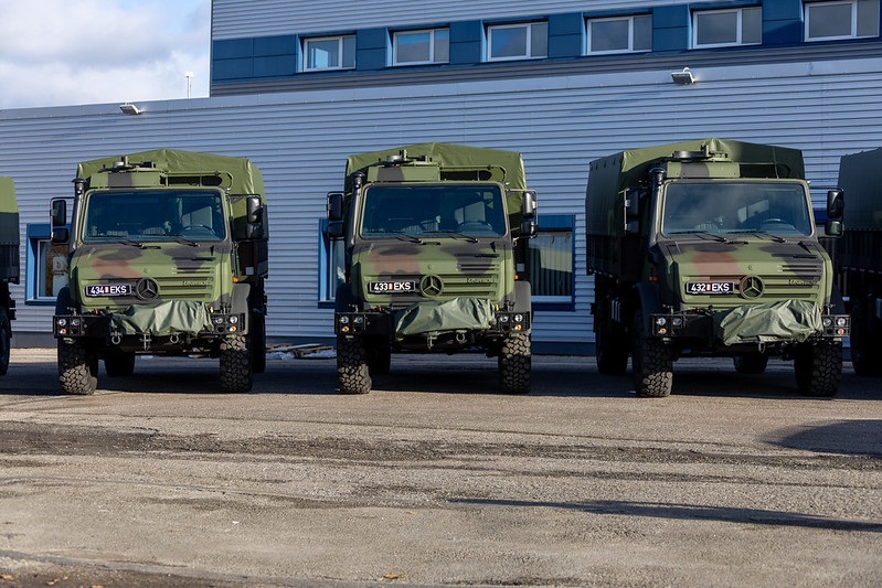 On October 29, new Mercedes-Benz Unimog U4000 trucks arrived in Estonia to support the Estonian Defence Forces in more effectively carrying out the tasks of maneuver and reconnaissance units in the field. These versatile and reliable vehicles are renowned for their capability to perform in challenging conditions.