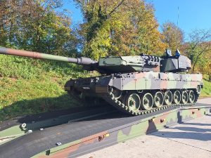 German defence firm KNDS Deutschland unveiled Leopard 2A7A1 main battle tank, equipped with the Israeli-developed Trophy Active Protection System (APS). The prototype was showcased at the company’s Munich facility in a demonstration attended by representatives from the German Bundeswehr and an Israeli delegation.