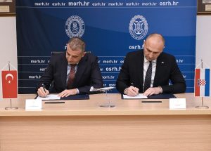 Croatia has signed a EUR 67 million agreement with Turkish drone manufacturer Baykar Makina to acquire six Bayraktar TB2 tactical armed unmanned combat aerial vehicles (UCAVs). The deal, which excludes value-added tax, was formalised in Zagreb by Croatian Defence Minister Ivan Anušić and Baykar CEO Haluk Bayraktar.