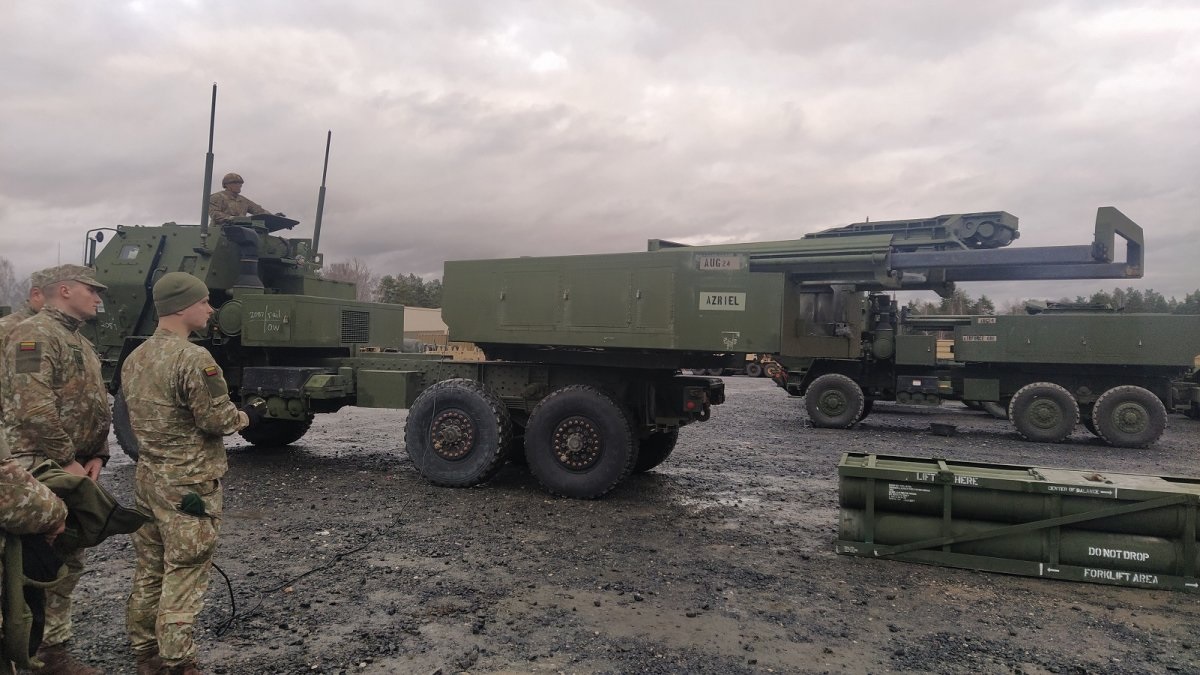 Lithuanian Land Force personnel are undergoing intensive rocket artillery training at Grafenwoehr Base in Germany from December 15 to 21. The exercise aims to enhance theoretical knowledge and practical capabilities, enabling Lithuanian troops to operate independently and integrate effectively with allied units.