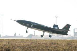 Baykar Technologies, a leading drone manufacturer in Türkiye, has announced the successful completion of another flight test for its Bayraktar KIZILELMA unmanned fighter jet. The aircraft, described as Türkiye’s first indigenously developed unmanned fighter, is progressing according to its established development timeline.