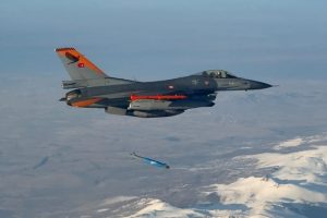 ASELSAN, Türkiye’s leading defence company, successfully tested its GÖZDE Guidance Kit by striking a high-speed moving target with pinpoint accuracy. The test, conducted on 27 February 2025 using an F-16 fighter jet, demonstrated the system’s advanced tracking and targeting capabilities.