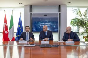 Leonardo and Baykar Technologies have signed a Memorandum of Understanding (MoU) to establish a Joint Venture focused on unmanned aerial systems (UAS). The agreement aims to combine Leonardo’s expertise in aerospace mission systems with Baykar’s advanced unmanned platform technology.