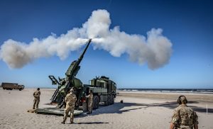 Danish artillery has taken a significant step towards enhanced precision and extended range following recent live-fire testing in the United States. In January, the Danish Defence Acquisition and Logistics Organisation (FMI), together with the Danish Artillery Regiment, conducted a comprehensive trial at the Yuma Proving Ground in Arizona.