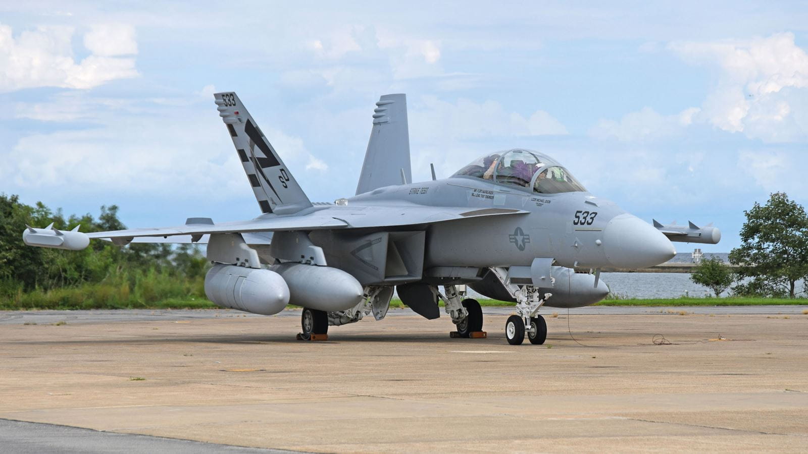 U.S. Navy awards over half-billion dollar contract to Raytheon for next-generation jamming pods