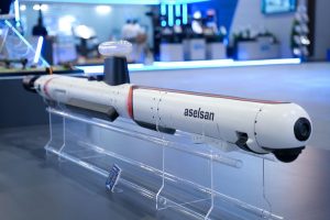 Türkiye’s leading defence company, ASELSAN, has introduced a new suite of advanced naval defence systems at IDEF 2025 in İstanbul. The unveiled technologies – DERİNGÖZ Autonomous Underwater Vehicle, GÖKSUR Vertical Launch System (VLS) Advanced Naval Point Defence Missile System, and CENK 4D 2-Axis AESA Multifunctional Radar – are designed to provide integrated, multi-layered protection across underwater, surface, and aerial domains.