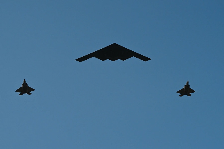 B-2 Spirit bombers and F-22 Raptor fighters conduct flyover of White House [VIDEO]