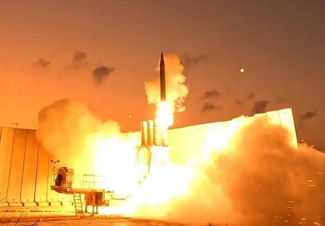 The Israeli Ministry of Defense has signed a new contract with Israel Aerospace Industries (IAI) to significantly accelerate the serial production of Arrow interceptors. The agreement will result in the delivery of a substantial additional quantity of interceptors.