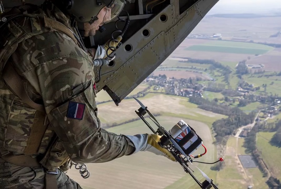 Royal Air Force: CH-47 Chinook transport helicopter successfully tested as carrier of FPV drones