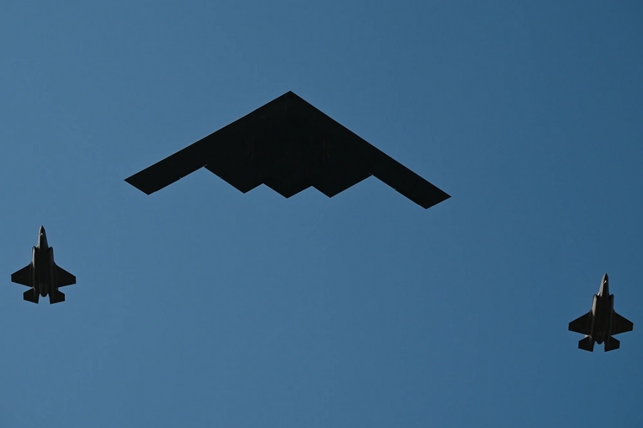 B-2 bomber and F-35s soar over Anchorage during Trump–Putin meeting, viewed online [VIDEO]