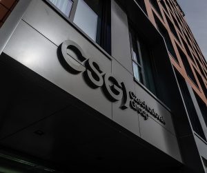 The global industrial and technology group CSG (Czechoslovak Group) will take part in a new strategic partnership between Hungarian group 4iG and Rába Automotive Holding Plc., a leading manufacturer of heavy vehicles and their components. The move follows 4iG’s acquisition of a 74% stake in Rába and a mandatory offer to purchase the remaining shares in a transaction valued at nearly HUF 25 billion, equivalent to just under EUR 64 million or CZK 1.55 billion.