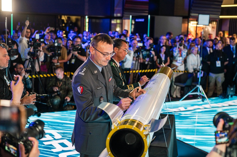 Hanwha and WB Group sign joint venture to produce guided missiles for Poland’s Homar-K system