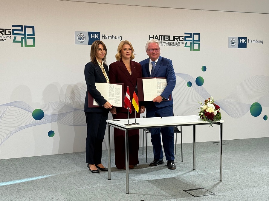 Rheinmetall will build a new production facility for 155 mm calibre artillery ammunition in Latvia, expanding the German company’s global network. A memorandum of understanding was signed in Hamburg in the presence of Latvian Prime Minister Evika Siliņa, with the plant to be operated by a joint venture between Rheinmetall Waffe Munition GmbH (51%) and the Latvian State Defence Corporation (49%).