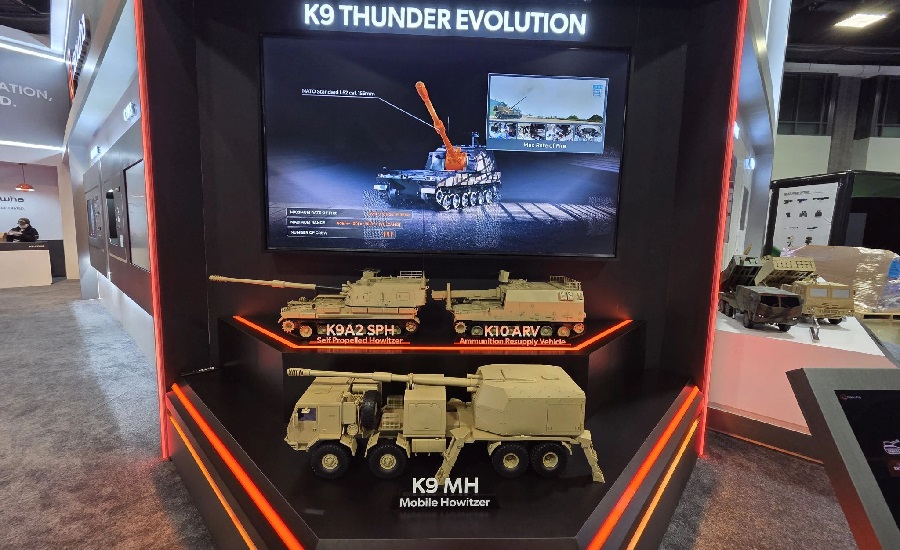 Hanwha Aerospace has presented the K9A2 auto-loading wheeled howitzer and plans for U.S.-based artillery charge production at the AUSA 2025 exhibition in Washington, D.C., held from 13 to 15 October. The event gathers around 44,000 visitors from 92 countries and serves as a key venue for showcasing modern land-based defence technologies.