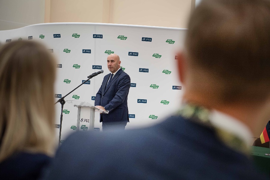 Rheinmetall and the PGZ Group have signed a memorandum of understanding (MoU) to form a joint venture aimed at producing support vehicles for the Polish Armed Forces. The planned European Support Vehicles Centre will focus on the manufacturing of Armoured Recovery Vehicles, Armoured Engineering Vehicles with mine breaching capability, and Armoured Vehicle-Launched Bridges.