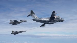 Saab and Embraer, in partnership with the Brazilian Air Force (FAB), have successfully completed certification flight tests for in-flight refuelling of the F-39 E Gripen fighter using the KC-390 Millennium aircraft. The tests were conducted at the Gripen Flight Test Centre at Embraer’s Gavião Peixoto facility in São Paulo, under the coordination of the FAB’s Department of Aerospace Science and Technology (DCTA).