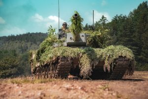 The Czech state enterprise VOP CZ has signed a long-term contract with German defence company Rheinmetall Landsysteme GmbH to service and repair Leopard 2A4 tanks used by the Czech Army. The agreement, concluded for seven years, follows a preliminary cooperation arrangement from August and marks an important step towards enhancing the Czech Republic’s technical expertise in maintaining modern Western military equipment.