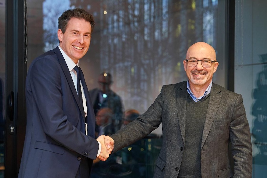 KNDS Deutschland and the Italian defence company Leonardo have agreed to jointly develop a new mobile artillery system, formalised through a Letter of Intent signed in Amsterdam, the headquarters of KNDS. The agreement was signed by Florian Hohenwarter, incoming CEO of KNDS Deutschland, and Roberto Cingolani, CEO and General Manager of Leonardo.