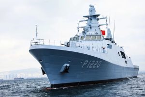 The Ministry of National Defence announced that Romania and the Republic of Türkiye signed the intergovernmental contract for the acquisition of a HISAR class corvette on 3 December at the ministry’s headquarters. The document was signed by Brigadier General Ph. D. Eng. Ion Cornel Pleșa, Head of the General Directorate for Armaments, and Mustafa İlbaş, CEO of ASFAT, in the presence of Acting Minister of National Defence Radu Miruță and Türkiye’s Deputy Minister of Defence Musa Heybet.