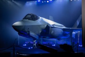 Finland’s first F-35A multirole fighter has arrived at Ebbing Air National Guard Base, marking the start of F-35 deliveries for the Finnish Air Force. The aircraft, designated JF-501, completed a ferry flight from Lockheed Martin in Texas to Arkansas, formally beginning Finland’s F-35 introduction program.