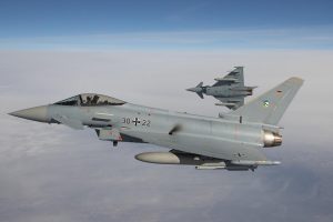 The German Armed Forces have awarded Top Aces Inc. a 10-year contract worth up to €420 million to deliver advanced air combat training across the Air Force, Army and Navy. Officially titled “Contracted Fast Adversary Air”, the agreement renews a partnership that will run to 2035 and builds on more than a decade of service to the Bundeswehr.