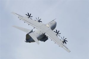 Spanish defence company Indra has equipped the Spanish Air and Space Force’s A400M aircraft with its InShield system, a latest-generation Directed Infrared Countermeasures (DIRCM) technology designed to automatically detect and neutralise one or more missile attacks during operations in conflict zones. Airbus, which carried out the structural modifications needed to integrate the system, formally handed over the first aircraft fitted with InShield at its Final Assembly Line in San Pablo, Seville.