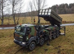Switzerland is considering a European alternative to the U.S.-made Patriot missile system after Washington indefinitely postponed delivery of five anti-missile batteries. The delay, which gives priority to Ukraine, has prompted political debate in Bern and raised broader questions about defense procurement.