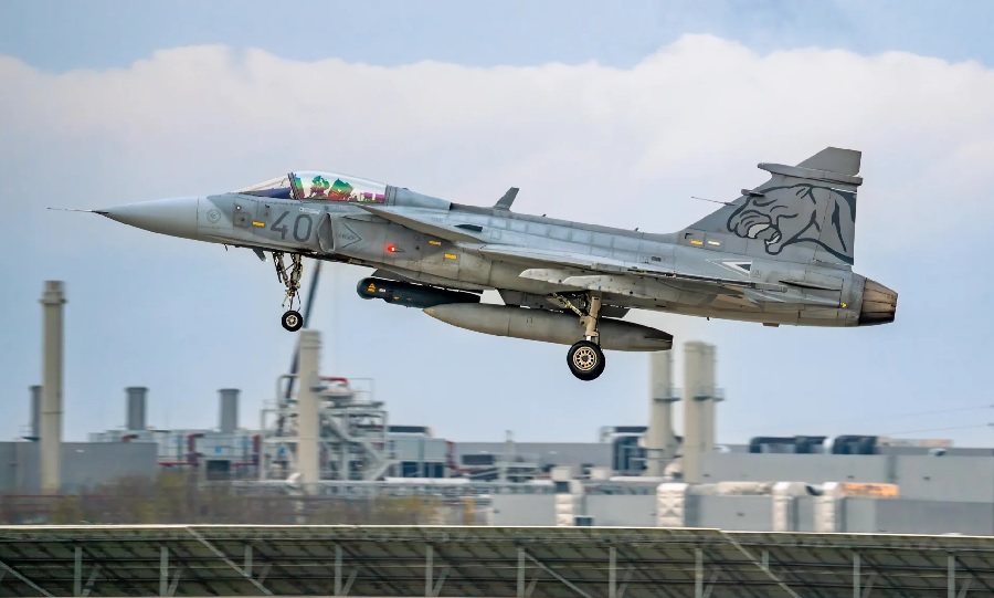 Hungarian Gripen exercised in field conditions