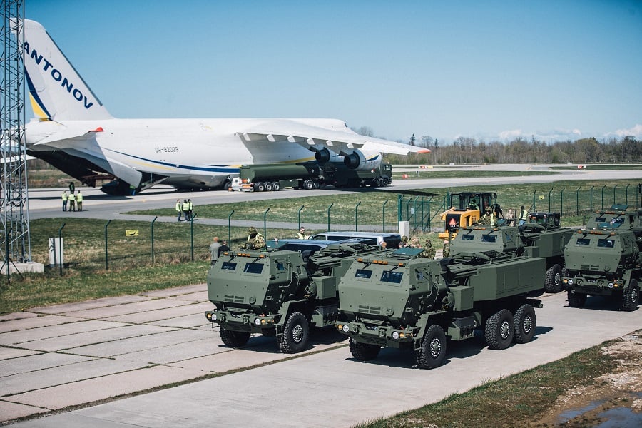 Six HIMARS rocket artillery systems arrive in Estonia, strengthening NATO’s eastern flank