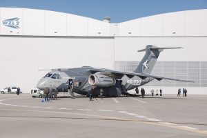 Embraer has officially presented its KC-390 Millennium multi-mission military transport aircraft to Wojskowe Zakłady Lotnicze Nr 2 S.A. (WZL-2) in Bydgoszcz, marking a new step in cooperation between the Brazilian aerospace manufacturer and Poland’s defence industry. The event represents the first tangible outcome of a Memorandum of Understanding signed in Warsaw on 2 December 2025 aimed at strengthening industrial and technological collaboration.