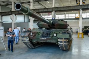 The Lithuanian government has approved a proposal from the Ministry of Economy and Innovation recognising the planned Leopard 2A8 tank assembly plant as a project addressing urgent national security and defence needs. As a result, the initiative will benefit from additional special investment conditions intended to accelerate and streamline its implementation.
