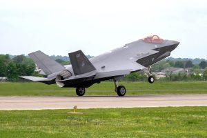 The Finnish Air Force announced that a Finnish pilot has conducted the first flight of a Lockheed Martin F-35A Lightning II at Ebbing Air Base in Fort Smith, Arkansas. The flight, carried out on April 15, 2026, marks a key milestone in Finland’s effort to introduce the fifth-generation fighter into operational service.