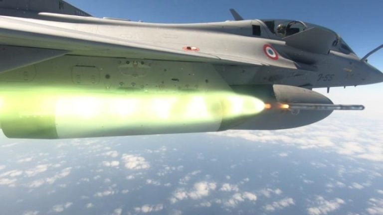 Dassault Aviation delivered 12 Rafale combat aircraft in the first half of 2026 and plans to hand over another 16 before year-end. The schedule puts the French manufacturer on course to surpass the 26 Rafales delivered in 2025.