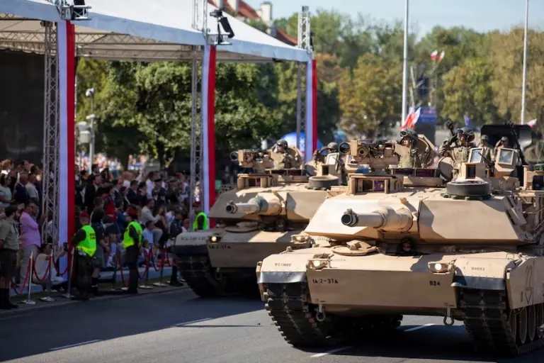 U.S. Army Abrams tanks took part in Poland’s Armed Forces Day parade in Warsaw on August 15, demonstrating the readiness of American and allied forces deployed on NATO’s eastern flank. The vehicles appeared with the NATO Forward Land Forces Battle Group-Poland, part of V Corps’ ready forces in Europe.