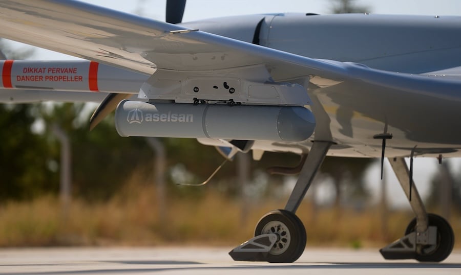 ASELSAN has tested three airborne electronic warfare and surveillance systems operating together on Bayraktar TB2 unmanned aircraft. The live demonstration in Türkiye’s Konya province showed a sequence spanning radar-emitter detection, electronic attack and high-resolution imaging.