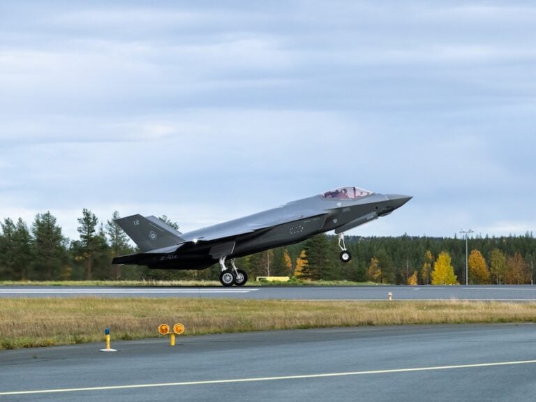 Finland’s first two F-35A Lightning II fighters landed at Lapland Air Wing in Rovaniemi on September 18, opening the domestic phase of one of the country’s largest military programs. Finland plans to replace its F/A-18 Hornets with a 64-aircraft F-35 fleet and reach full operational capability by the end of 2030.