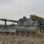 Hanwha Aerospace demonstrated a counter-drone jammer mounted on a K9 artillery system at an Estonian military base in Tapa. The equipment was presented as a means of disrupting potential enemy drone attacks and improving the platform’s survivability.