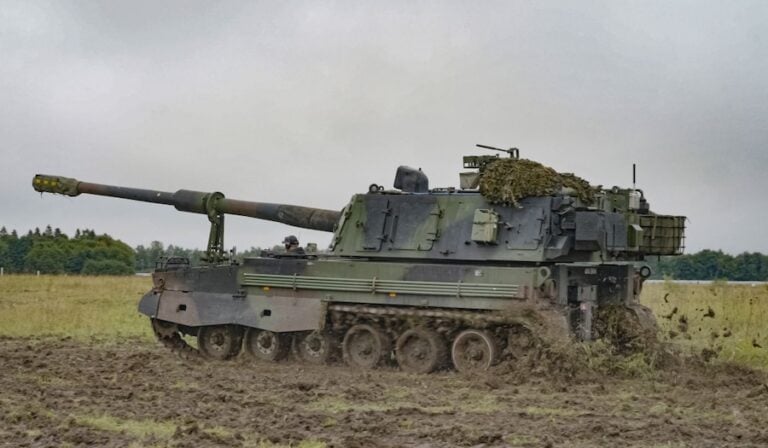 Hanwha Aerospace demonstrated a counter-drone jammer mounted on a K9 artillery system at an Estonian military base in Tapa. The equipment was presented as a means of disrupting potential enemy drone attacks and improving the platform’s survivability.