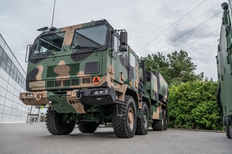 Poland has signed a sublicence agreement with Hanwha Aerospace for local production of selected Homar-K launcher components. The deal provides access to technical documentation and manufacturing rights for the Polish defence industry.