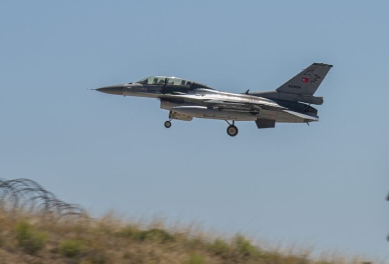 Spanish and Turkish fighter units have begun familiarization training with Estonian ground crews and maintainers as part of NATO’s air defense mission in the Baltic region. The Aug. 27 activity at Ämari brought together Spanish EF-18Ms, Turkish F-16s and Estonian support personnel to align procedures across air and ground operations.