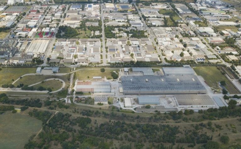 ELVO plans to invest €40 million in a major expansion of its defense manufacturing operations near Thessaloniki, Greece. The program will create about 300 jobs and increase military production at the company’s Sindos facility.