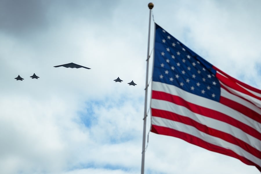 U.S. Air Force showcases America’s long-range strike power with B-1B Lancer and B-2 Spirit flyovers during Xi Jinping’s Washington visit