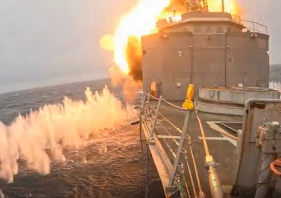 U.S. Navy says missile and torpedo strikes sink former frigate off Scotland during Atlantic Thunder 2026 live-fire exercise