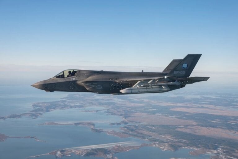 The U.S. F-35 programme plans to field a broad package of new weapons in September 2027, expanding the stealth fighter’s role in air-defence suppression, maritime strike and attacks on moving targets. AARGM-ER, LRASM, the Joint Strike Missile and GBU-53/B StormBreaker lead a roadmap that extends to Meteor and SPEAR 3 in 2032.