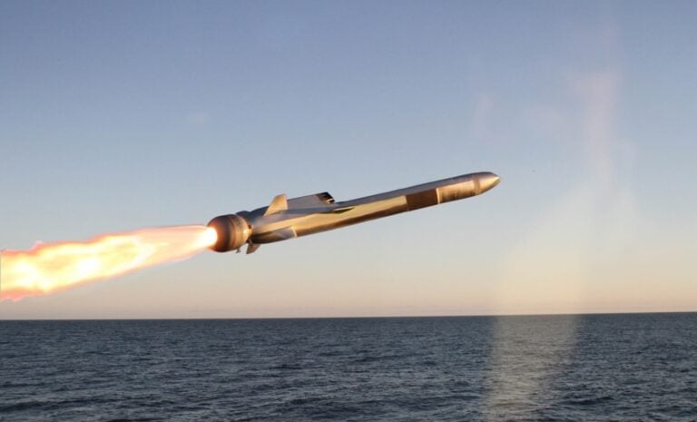 Denmark has ordered more Naval Strike Missiles from Kongsberg under a contract worth approximately NOK 400 million. The agreement expands a purchase made in 2025 and will strengthen the country’s coastal defence.