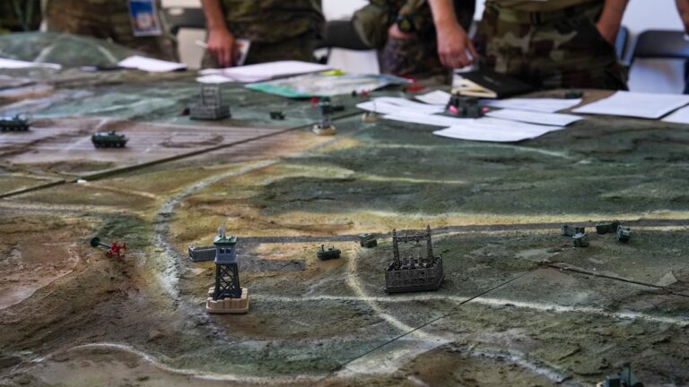The European Defence Agency (EDA) has tested how military specialists handle explosives and hazardous materials after a hostile drone is brought down. The European Vigilant Shield tabletop exercise examined responses to incidents at military sites and critical civilian infrastructure.