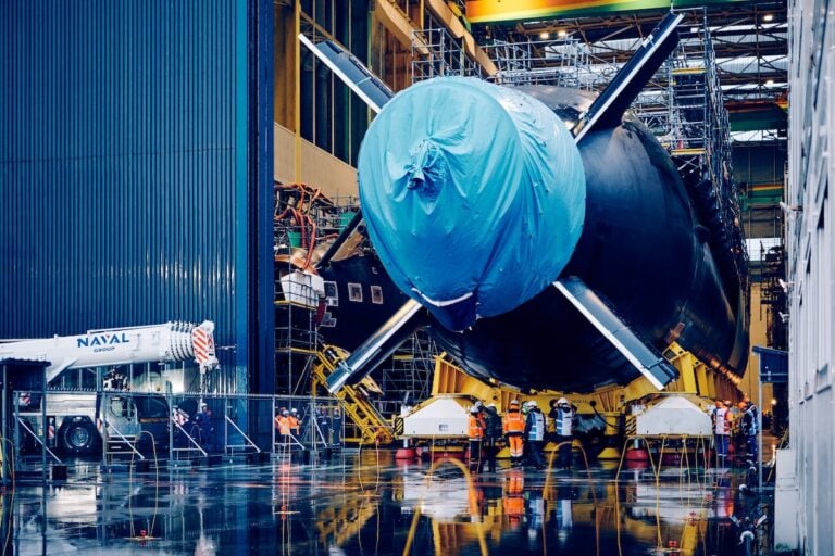 France’s nuclear-powered attack submarine Rubis began its transfer from Naval Group’s construction hall to the launch lift in Cherbourg on 16 October. The fifth Suffren-class boat built under the Barracuda programme will undergo further completion work, dockside testing and sea trials before delivery to the French Navy.